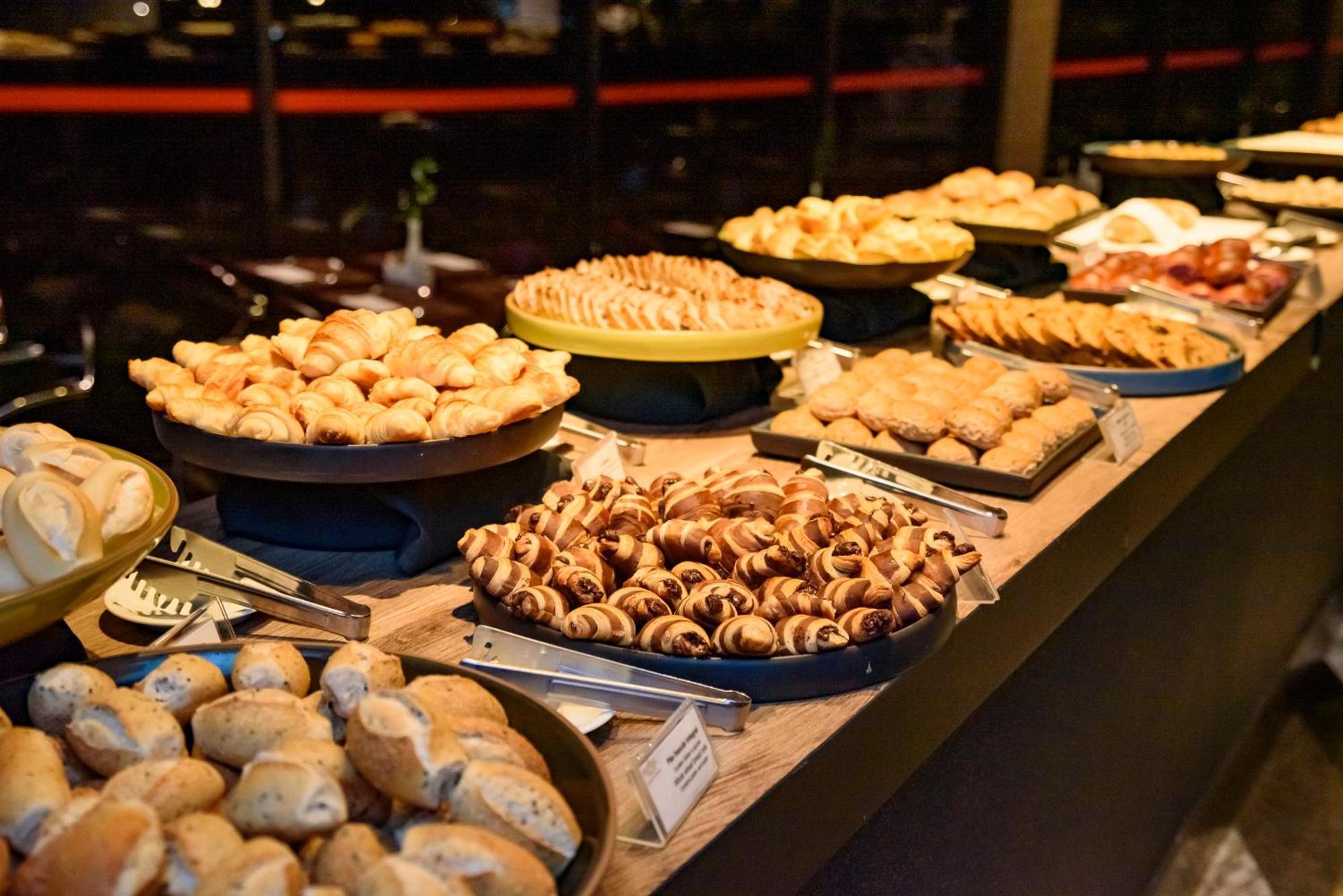 Hotel Royal Tulip Brasilia Alvorada Extérieur photo A selection of pastries at a buffet