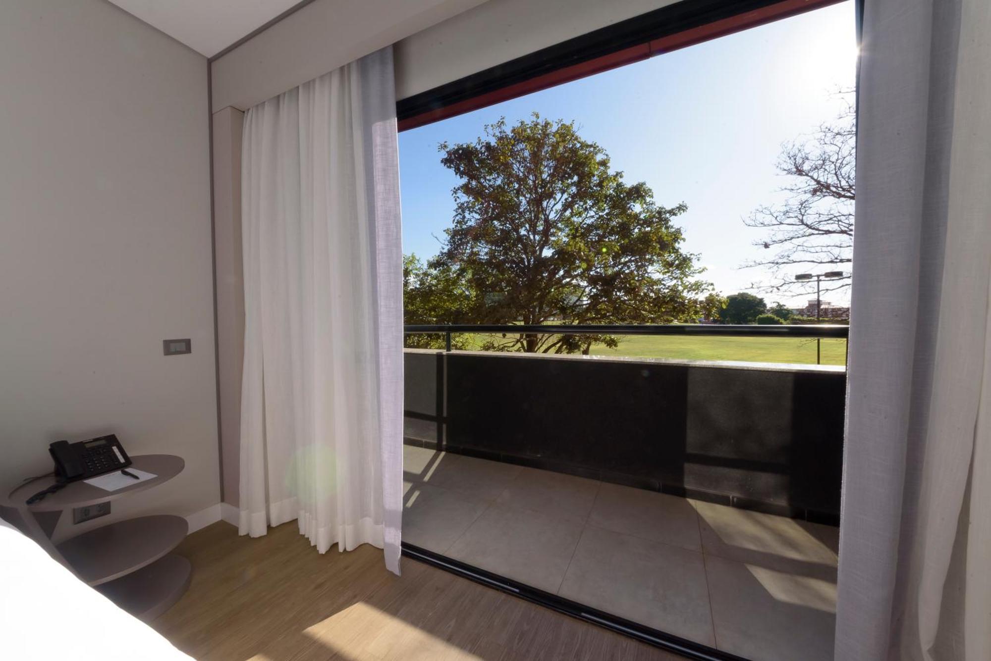 Hotel Royal Tulip Brasilia Alvorada Chambre photo A view of the balcony of a typical apartment at the complex.